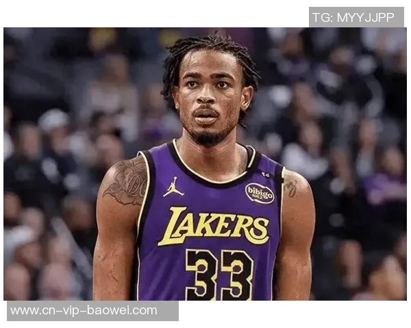 克拉克斯顿上半场表现惊艳7投5中砍下11分8篮板外线命中率完美 克拉克斯顿上半场表现惊艳7投5中砍下11分8篮板外线命中率完美