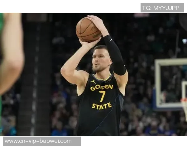 波尔津吉斯与杰伦布朗赛前轻松互动展现默契与友谊